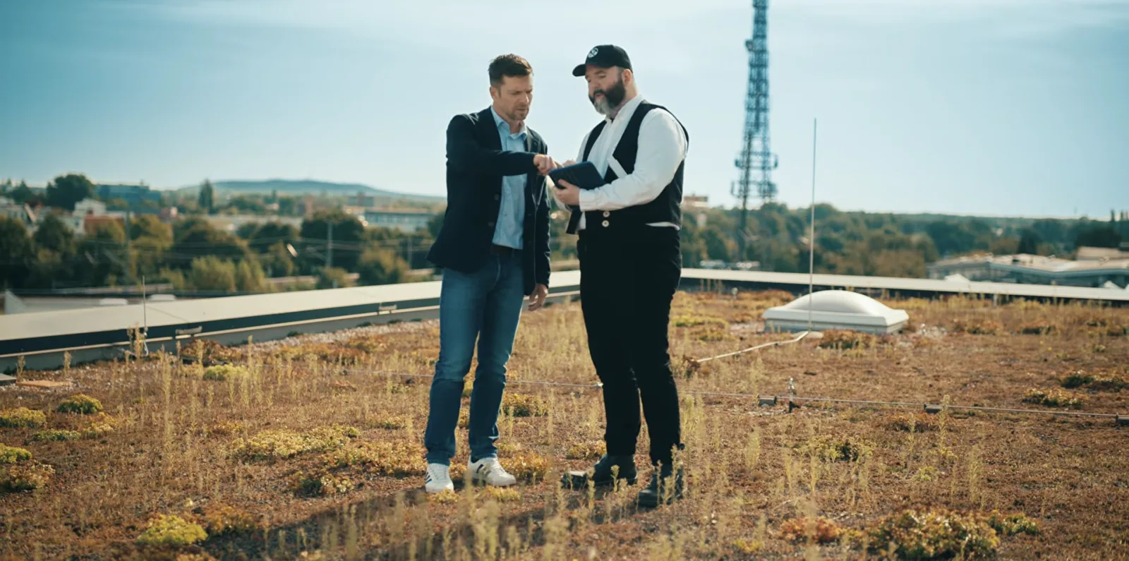 Partner besprechen ein Projekt gemeinsam auf einem Flachdach