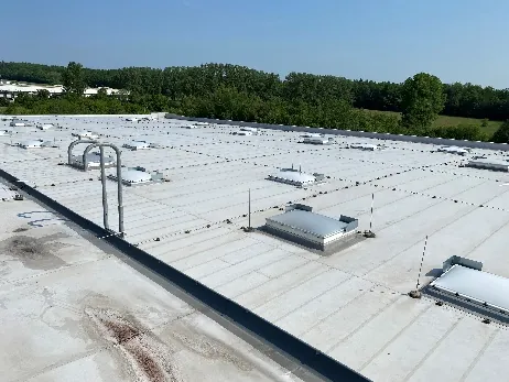Gewerbliches Flachdach mit Lichtkuppeln