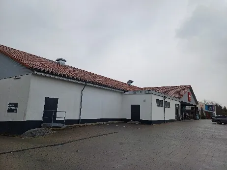 Gewerbeobjekt mit geneigtem Dach